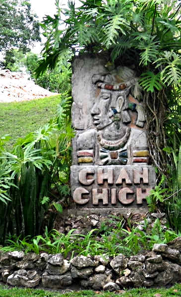 Entrance marker Chan Chich Lodge, Gallon Jug, Belize