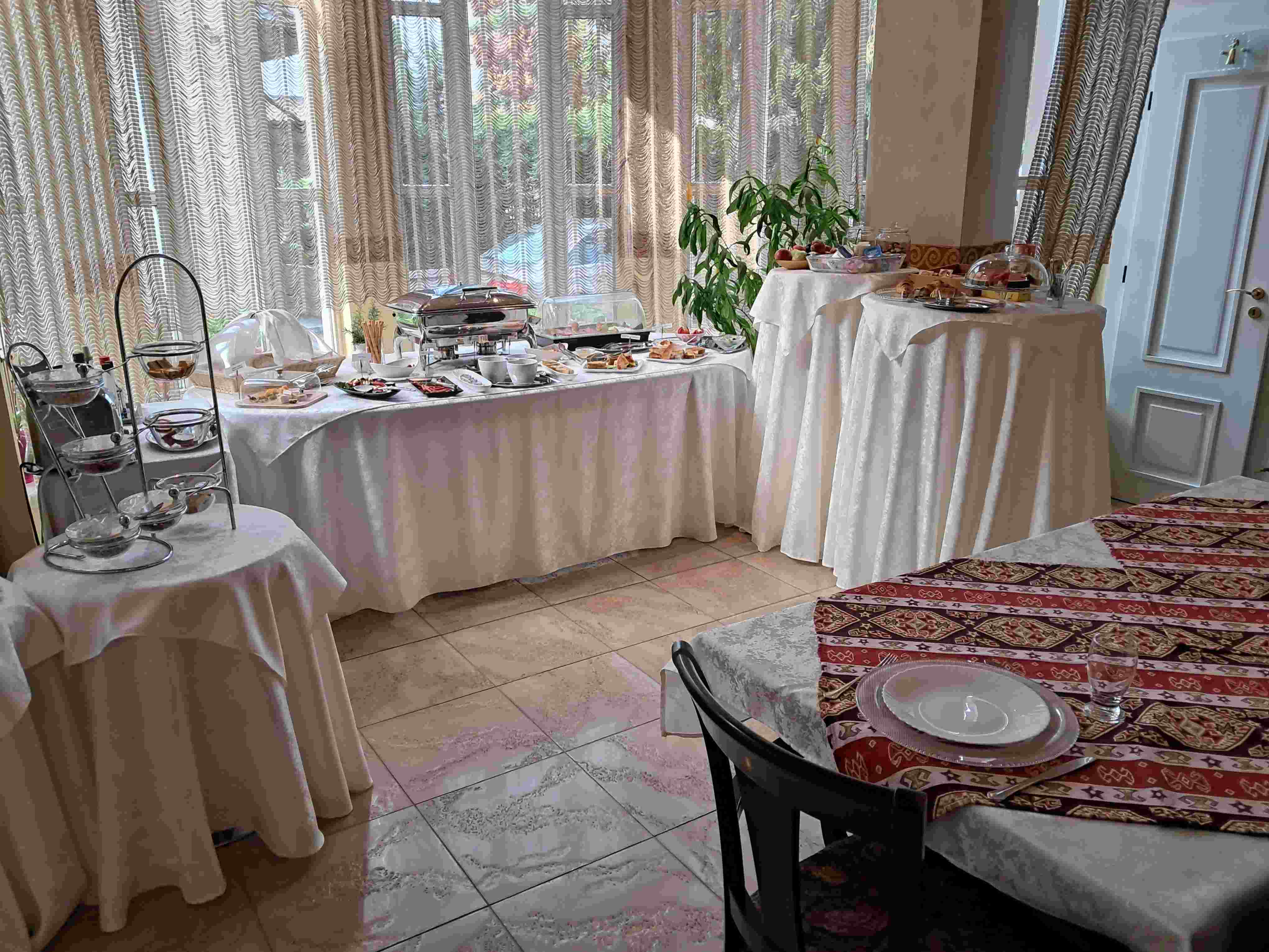 ((image gra/20250725_091135-villa-venus-breakfast-lores.jpg goes here))