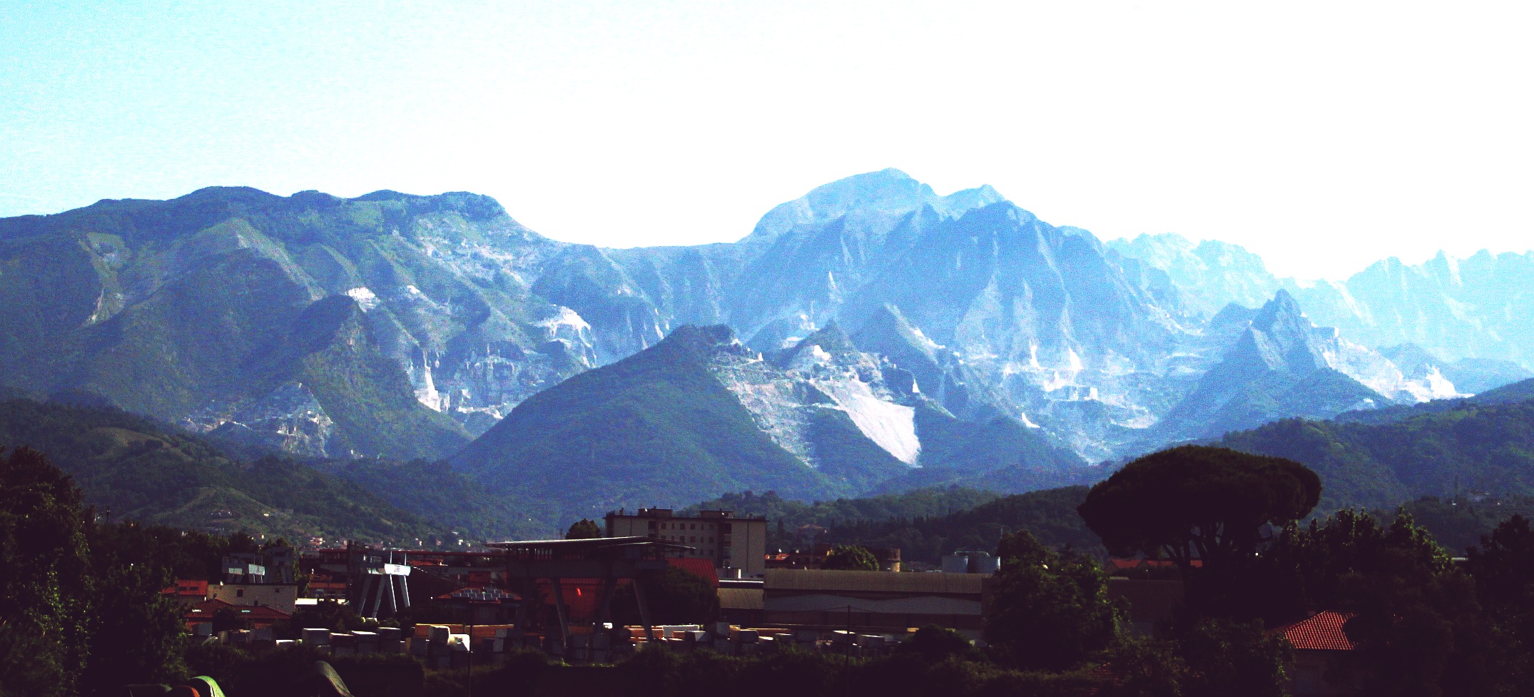 ((image carrara-marble-hills-M2194.jpg should appear here.))