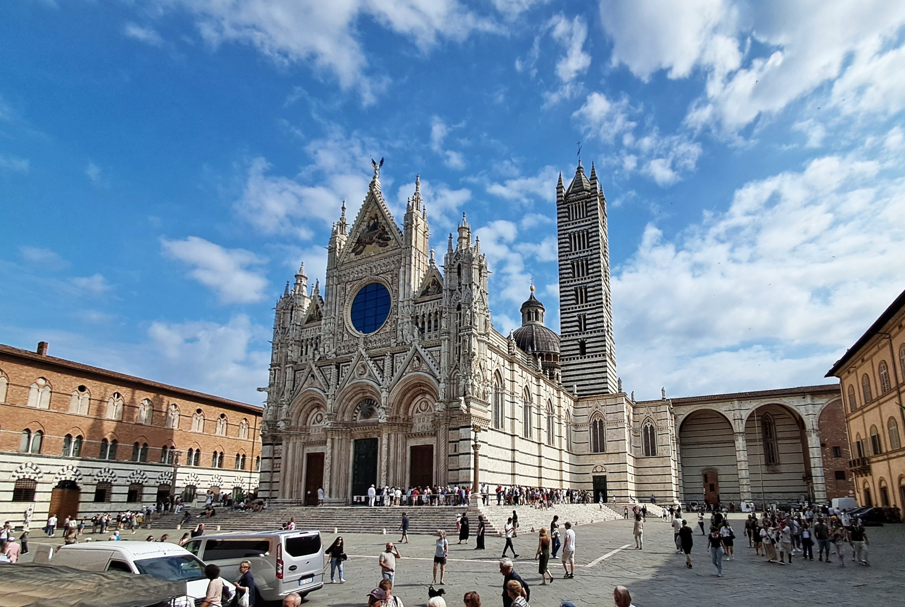 ((image sie-duomo-exterior20260601_0958.jpg should appear here))